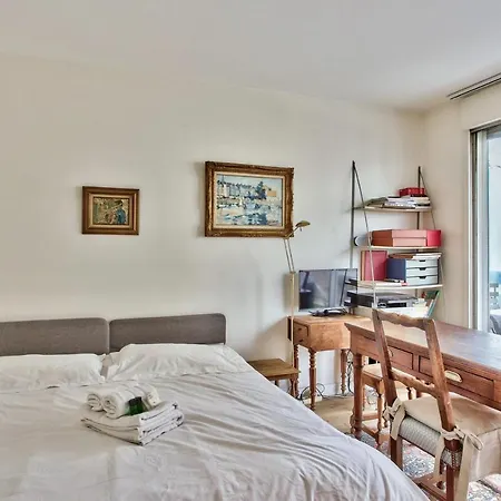 Apartment Studio W Balcony Near Eiffel Tower In - Welkeys